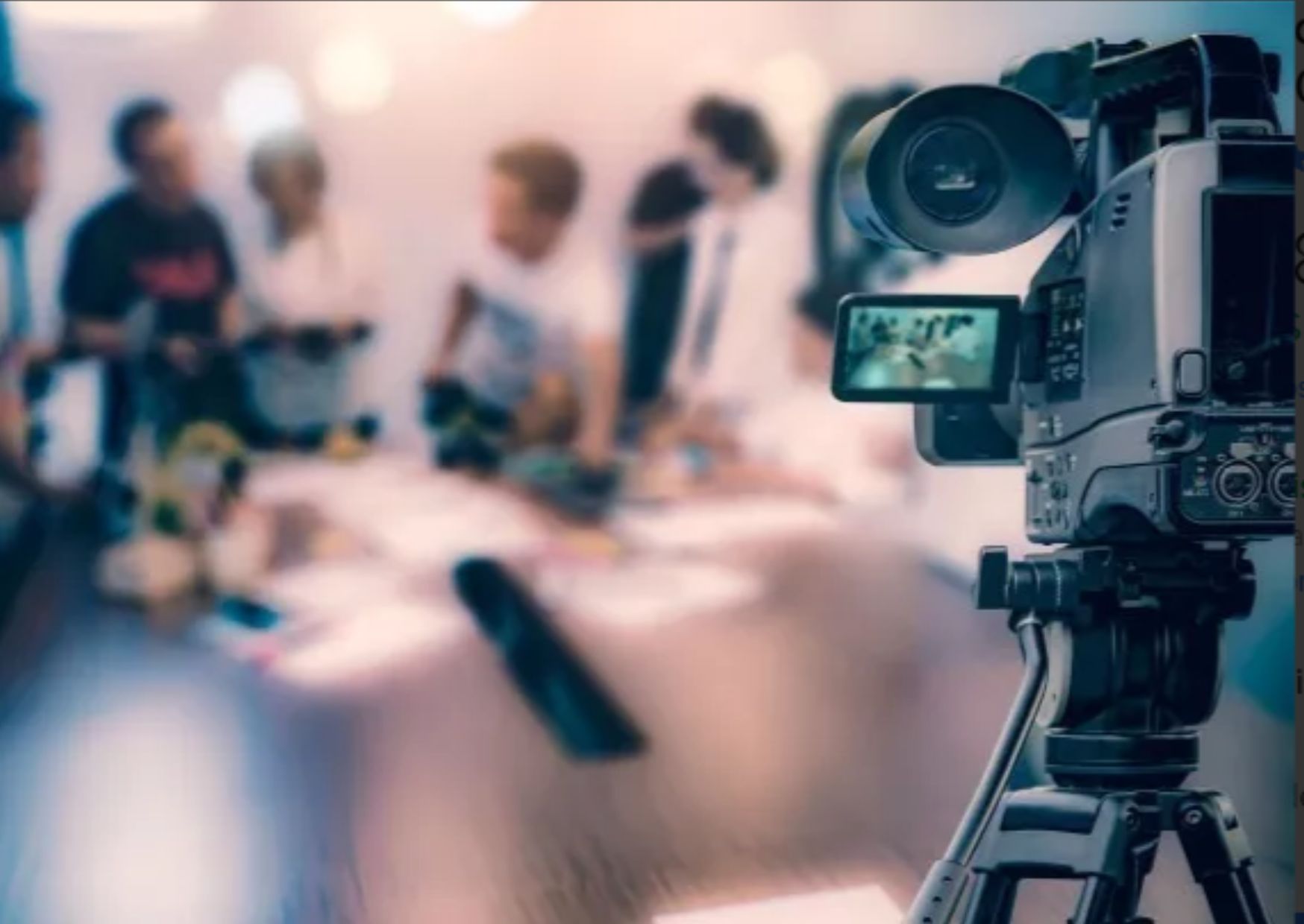Imagem de 1707765441-camera-na-mesa.jpg